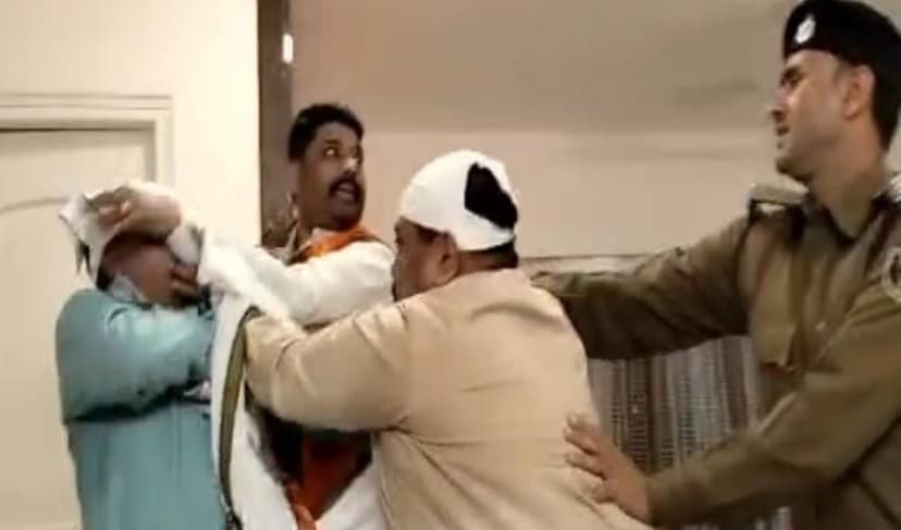 भारत जोड़ो यात्रा के दौरान मारपीट, अखिलेश सिंह के सामने हरमंदिर साहिब गुरद्वारा में भिड़े कांग्रेस कार्यकर्ता भारत जोड़ो यात्रा के दौरान मारपीट, अखिलेश सिंह के सामने हरमंदिर साहिब गुरद्वारा में भिड़े कांग्रेस कार्यकर्ता