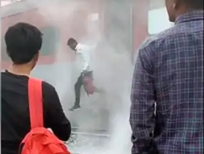 मुजफ्फरपुर में अवध असम एक्सप्रेस के AC कोच में लगी आग, चलती ट्रेन से कूदकर भागे यात्री