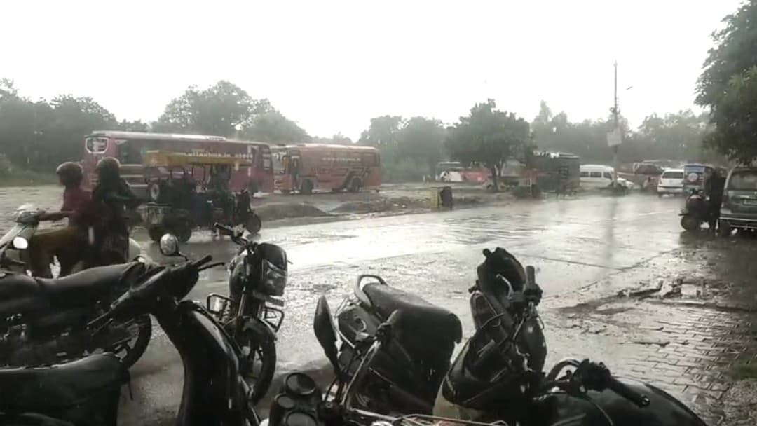 UP Weather: आगरा में बादलों के बरसने से बदला मौसम, IMD ने 50 जिलों में 23 सितंबर तक बारिश का जारी किया अलर्ट