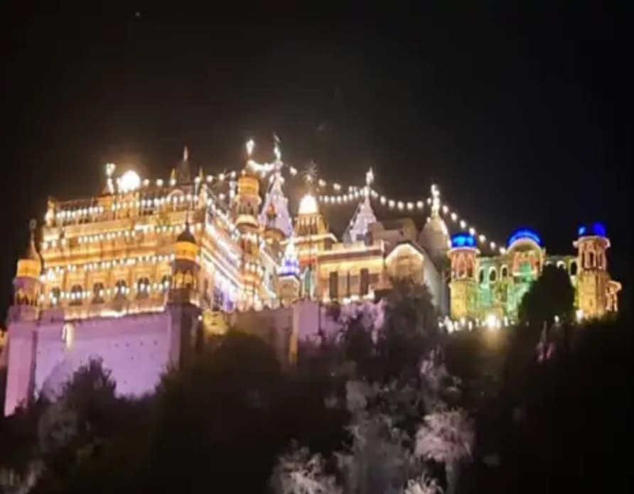 राधा रानी के इंतजार में फूलों से सजा बरसाना मंदिर, 23 सितंबर को राधा अष्टमी