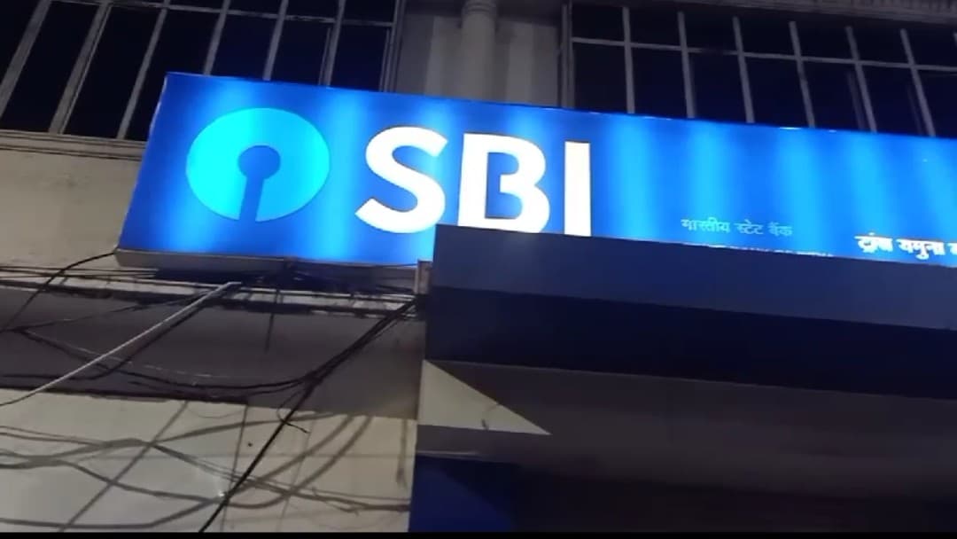 आगरा: अचानक बजने लगा बैंक का इमरजेंसी सायरन, आवाज सुन थाने में मचा हड़कंप, जानें आगे क्या हुआ