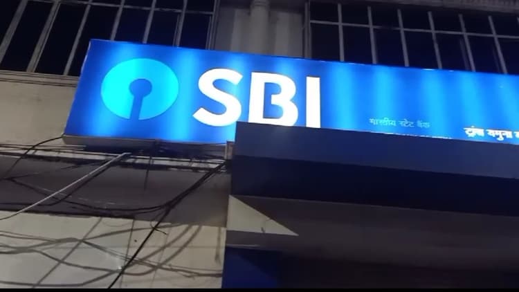 आगरा: अचानक बजने लगा बैंक का इमरजेंसी सायरन, आवाज सुन थाने में मचा हड़कंप, जानें आगे क्या हुआ