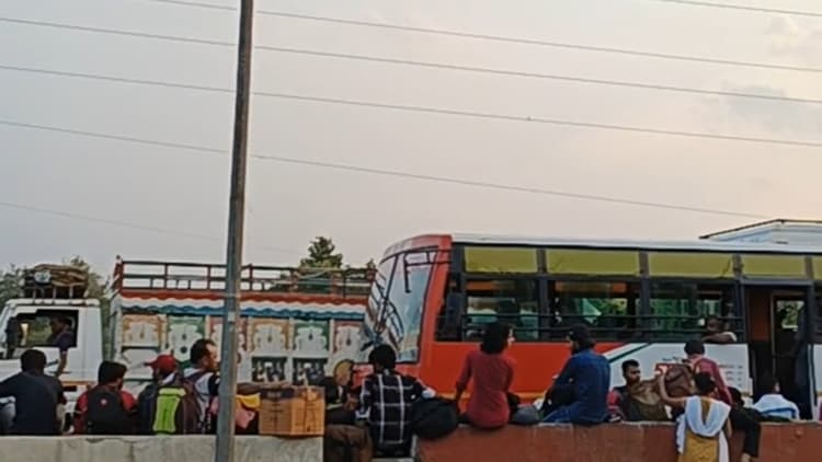 ट्रैफिक सुधार को डीएम ने चौराहा पर बस स्टॉप खत्म किया, चलाकों ने फ्लाईओवर को बनाया स्टैंड, अब रोजाना जाम