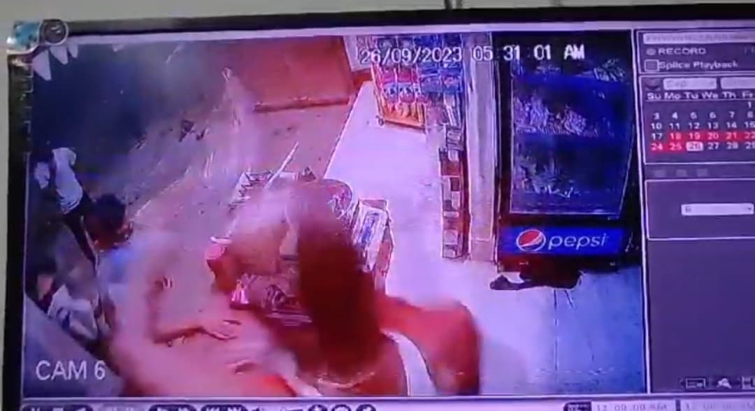 UP News: दुकानदार की आंख में मिर्च डालकर लूटी सोने की चेन, पकड़ने पर तमंचे की बट से किया घायल UP News: दुकानदार की आंख में मिर्च डालकर लूटी सोने की चेन, पकड़ने पर तमंचे की बट से किया घायल