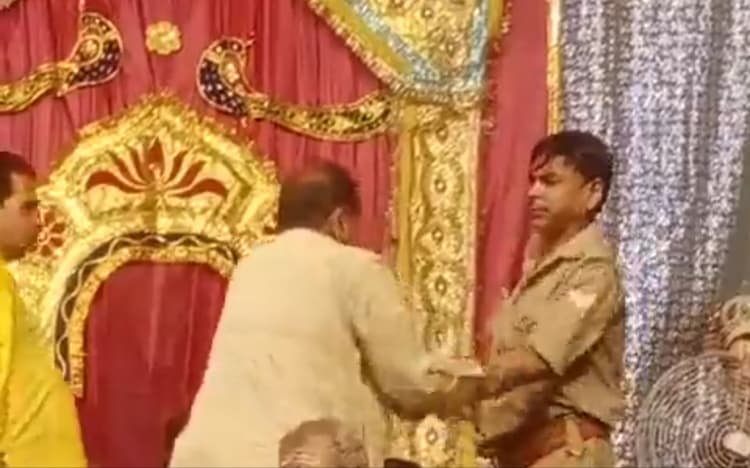 आगरा में रामलीला के मंच पर चढ़ने वाला रेलवे पुलिस का सिपाही निलंबित, कार्रवाई होते ही बाबा बनने का ऐलान किया