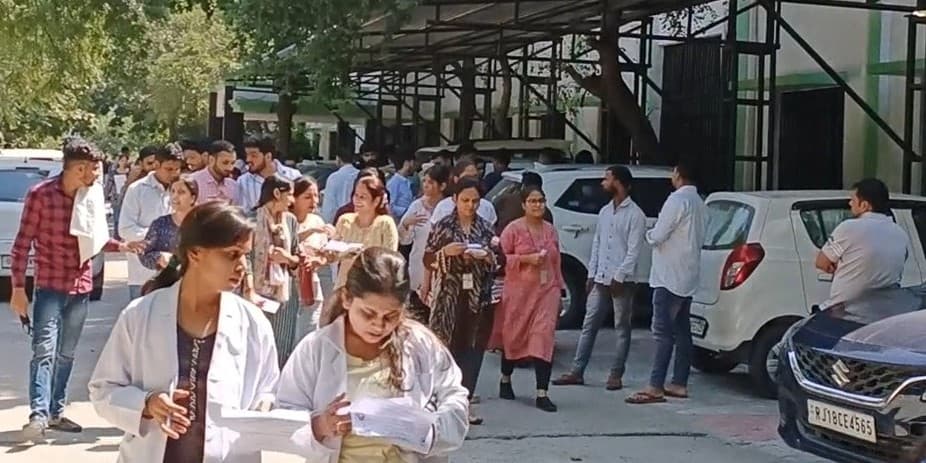 UP News: दो महीने बाद शुरू हुई बीएएमएस की परीक्षाएं, आगरा विश्वविद्यालय ने अपलोड किया गलत एडमिट कार्ड