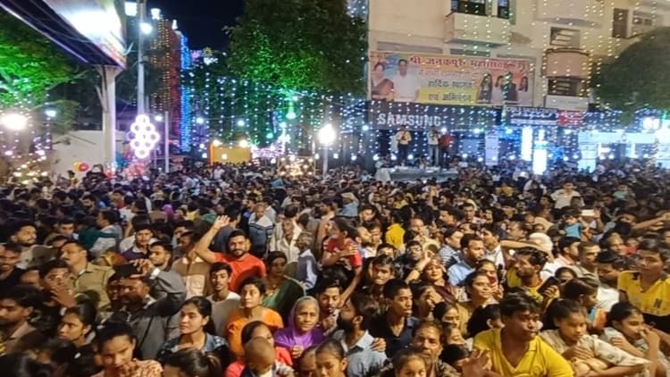 आगरा: श्रीराम मंदिर की तर्ज पर सजाया गया जनकपुरी का मंच, राम बारात में शामिल होने को उमड़ी भीड़, देखें फोटो