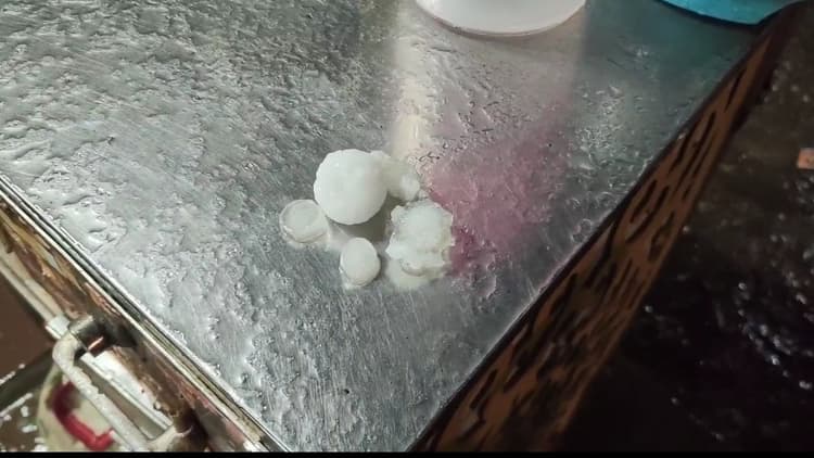 Agra Wather Forcast : आगरा में तेज आंधी के साथ हुई मूसलाधार बारिश, बड़े- बड़े ओले