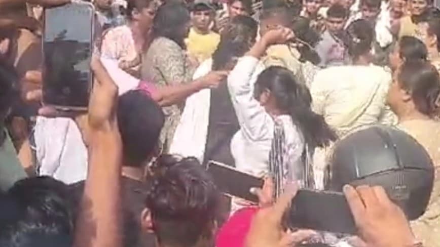 आगरा: सीमा विवाद को लेकर किन्नरों के दो गुटों में फिर हुआ बवाल, कई गंभीर रूप से घायल, सड़क पर लगा रहा जाम आगरा: सीमा विवाद को लेकर किन्नरों के दो गुटों में फिर हुआ बवाल, कई गंभीर रूप से घायल, सड़क पर लगा रहा जाम