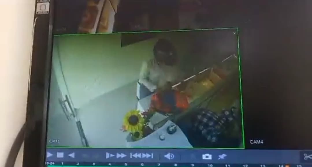 Agra News: बाइक सवार बदमाशों ने दिनदहाड़े सर्राफा की दुकान पर लूट की वारदात को दिया अंजाम, घटना CCTV में कैद Agra News: बाइक सवार बदमाशों ने दिनदहाड़े सर्राफा की दुकान पर लूट की वारदात को दिया अंजाम, घटना CCTV में कैद
