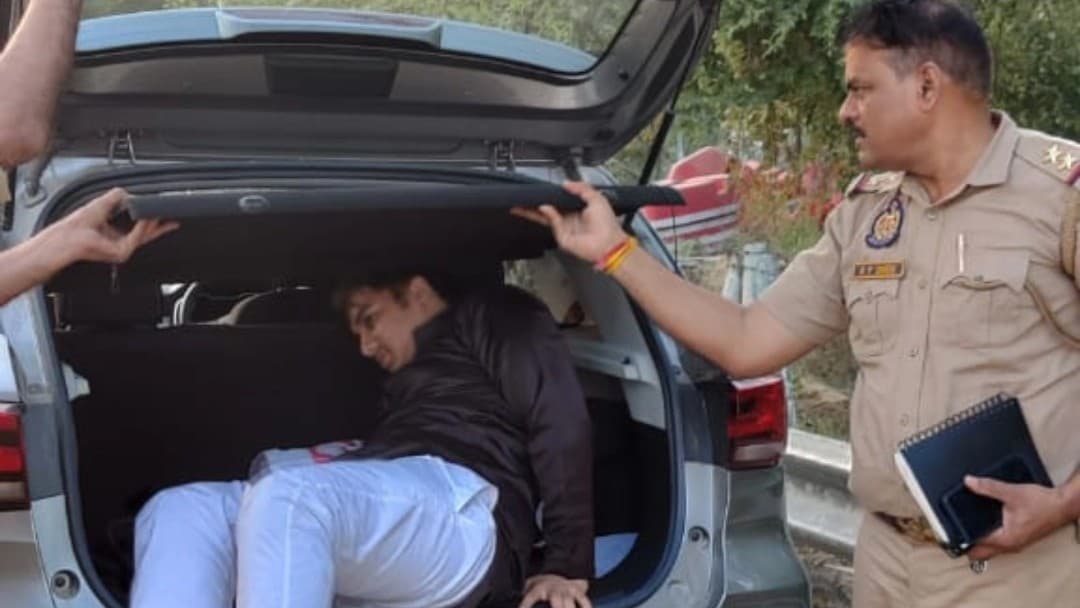 Agra News: ठेकेदार के बेटे को पुलिस ने अपहरणकर्ताओं के चंगुल से कराया मुक्त, ड्राइवर ने रची थी अपहरण की साजिश