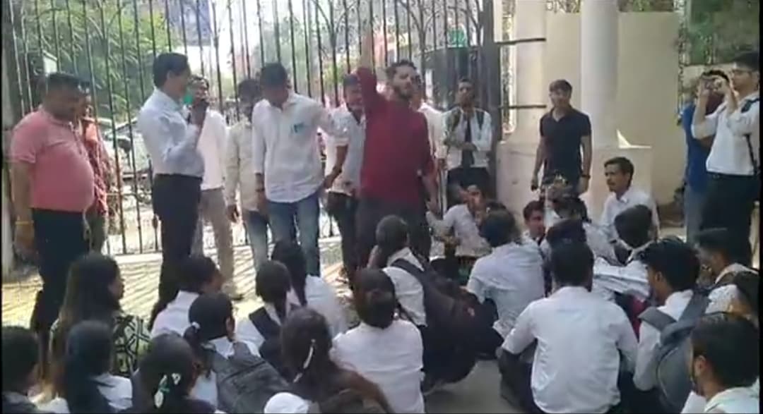 Agra : डॉक्टर भीमराव अंबेडकर विश्वविद्यालय के रिजल्ट में गड़बड़ी, नंबर कम देने पर छात्रों ने दिया धरना Agra : डॉक्टर भीमराव अंबेडकर विश्वविद्यालय के रिजल्ट में गड़बड़ी, नंबर कम देने पर छात्रों ने दिया धरना
