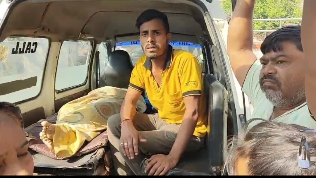 AGRA : लेडी लॉयल हॉस्पिटल में जच्चा- बच्चा की मौत, परिजनों ने डॉक्टरों पर लापरवाही का आरोप लगाकर काटा हंगामा AGRA : लेडी लॉयल हॉस्पिटल में जच्चा- बच्चा की मौत, परिजनों ने डॉक्टरों पर लापरवाही का आरोप लगाकर काटा हंगामा