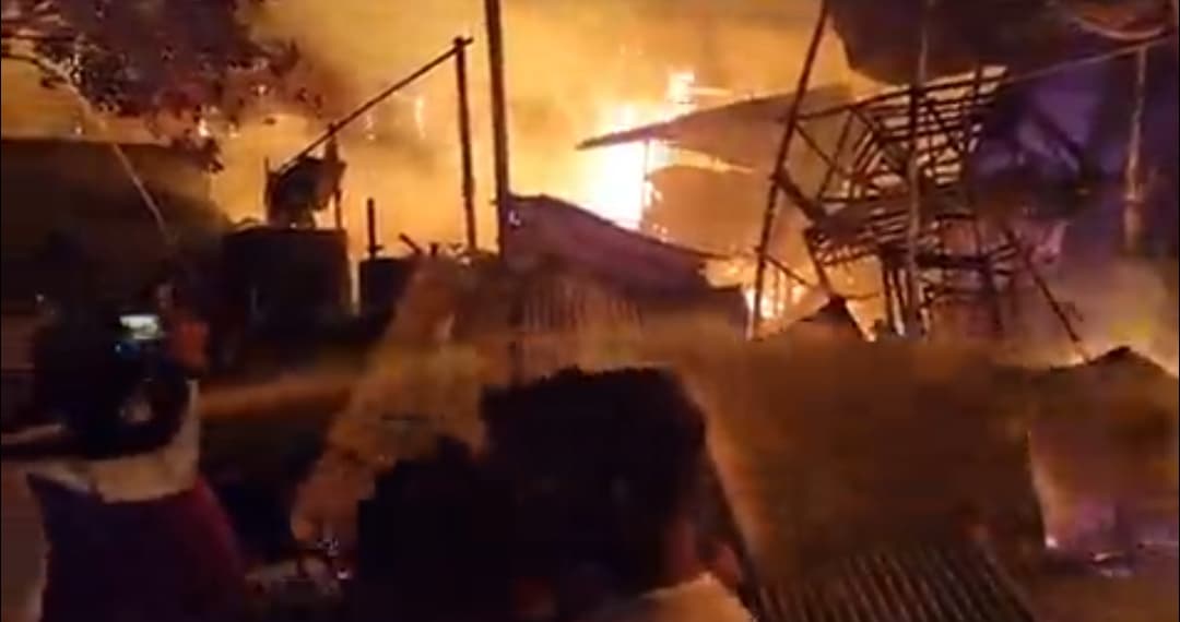 UP News: फिरोजाबाद के काठ बाजार में भीषण आग से तबाही, 100 से अधिक दुकानें जलकर खाक, करोड़ों का नुकसान