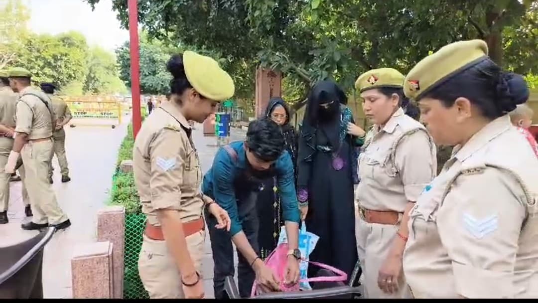 UP News : ताजमहल पर बढ़ाई गई सुरक्षा व्यवस्था, केरल हादसे के बाद अलर्ट हुआ जारी UP News : ताजमहल पर बढ़ाई गई सुरक्षा व्यवस्था, केरल हादसे के बाद अलर्ट हुआ जारी