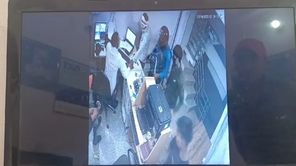 Agra News: लूट के लिए आए बदमाशों से भिड़ गया ग्राहक सेवा केंद्र संचालक, घटना CCTV में कैद, जानें पूरा मामला