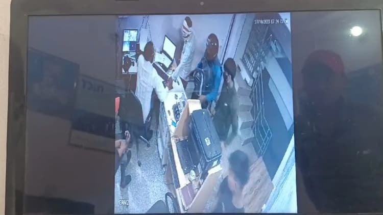 Agra News: लूट के लिए आए बदमाशों से भिड़ गया ग्राहक सेवा केंद्र संचालक, घटना CCTV में कैद, जानें पूरा मामला