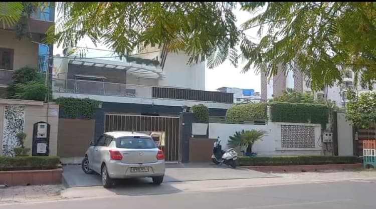 UP News : आगरा में आयकर विभाग की तेल व्यापारियों के प्रतिष्ठानों पर दूसरे दिन कार्रवाई जारी