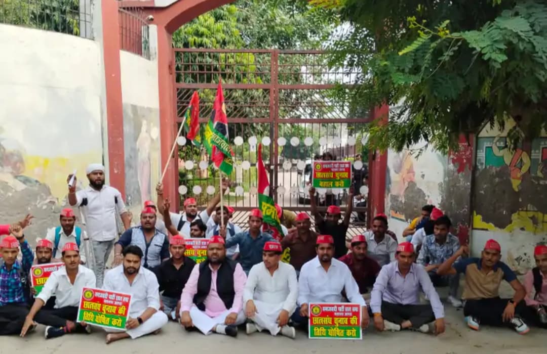 DBRAU : छात्र सभा के कार्यकर्ताओं ने विश्वविद्यालय के गेट पर ताला डाला DBRAU : छात्र सभा के कार्यकर्ताओं ने विश्वविद्यालय के गेट पर ताला डाला