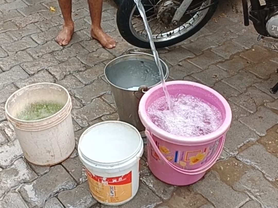 Agra News:करवाचौथ पर भी पानी के लिए तरसे ताजनगरी के लोग, व्रती महिलाएं परेशान, गुरुवार तक जलापूर्ति होगी बहाल