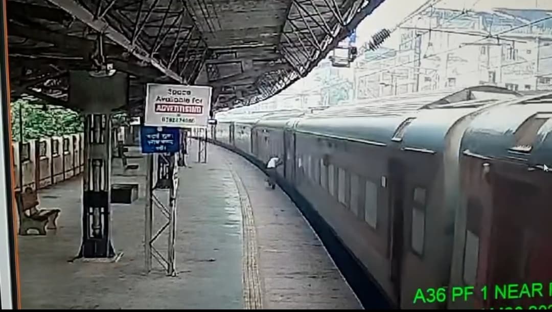 बेटी को जैसे ही बैठाया ट्रेन चल दी, उतरते समय पैर फिसला, आंखों के सामने डॉक्टर पिता के हो गए दो टुकड़े… बेटी को जैसे ही बैठाया ट्रेन चल दी, उतरते समय पैर फिसला, आंखों के सामने डॉक्टर पिता के हो गए दो टुकड़े…