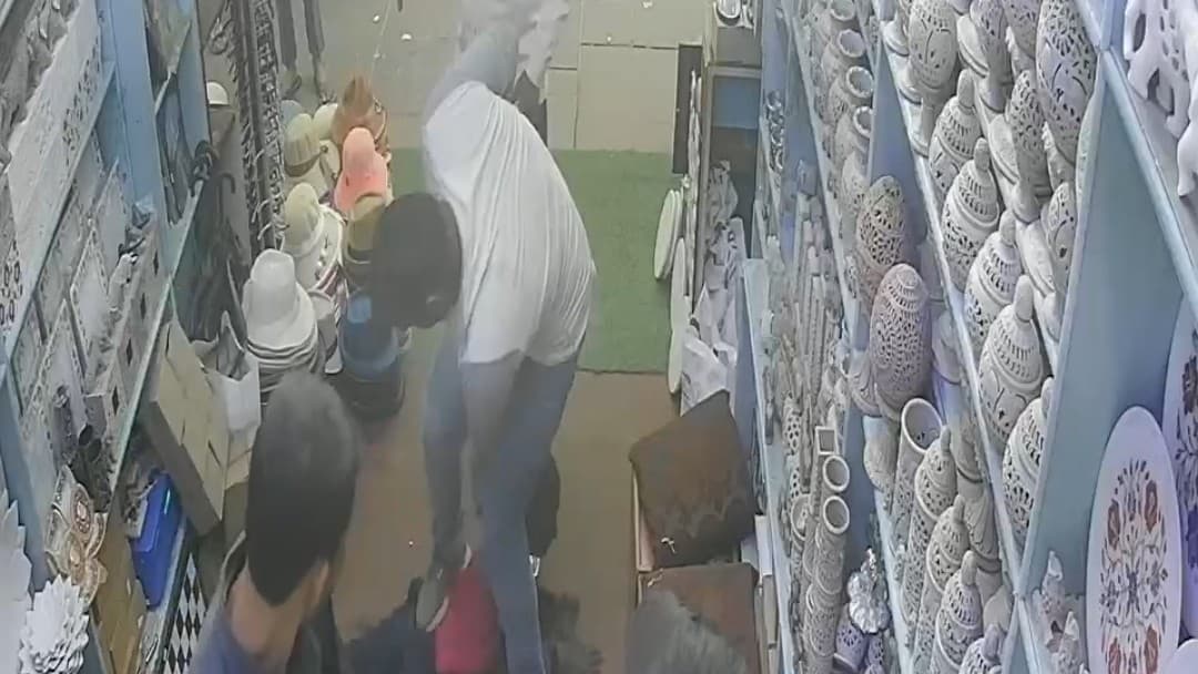 Agra: स्टूल पर बैठे नाबालिग किशोर को दी तालिबानी सजा, मारपीट का सीसीटीवी आया सामने