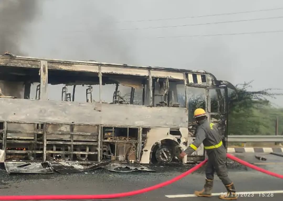 Agra : मैनपुरी में आगरा लखनऊ एक्सप्रेसवे पर लग्जरी बस में लगी आग, सवारियों ने कूद कर बचाई जान Agra : मैनपुरी में आगरा लखनऊ एक्सप्रेसवे पर लग्जरी बस में लगी आग, सवारियों ने कूद कर बचाई जान