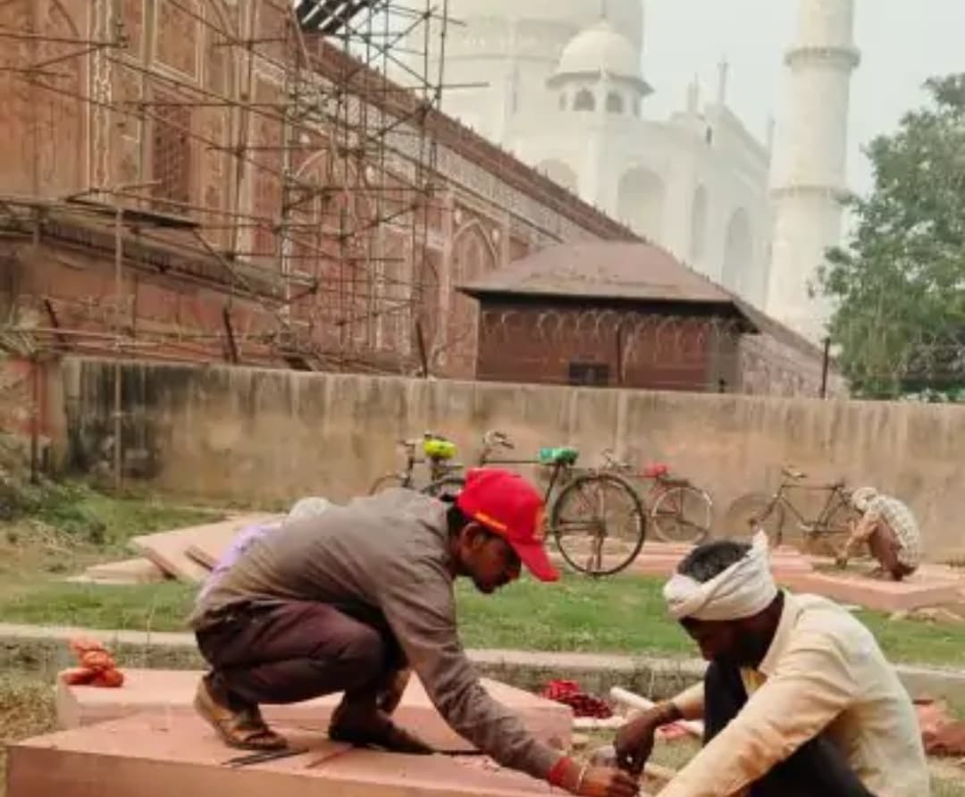 Agra: ताजमहल के पास बरती जा रही लापरवाही, पत्थर कटाई से उड़ने वाली धूल विश्व प्रसिद्ध धरोहर को कर रही प्रदूषित Agra: ताजमहल के पास बरती जा रही लापरवाही, पत्थर कटाई से उड़ने वाली धूल विश्व प्रसिद्ध धरोहर को कर रही प्रदूषित