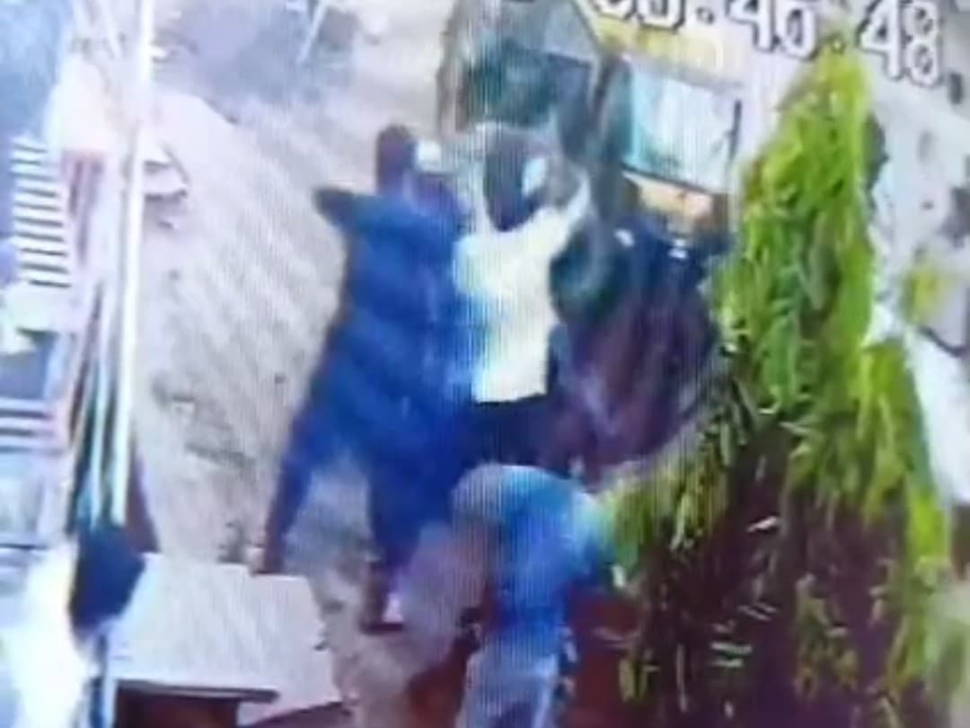 आगरा: मामूली विवाद में छात्र के साथ मारपीट का सीसीटीवी वीडियो वायरल, एक महीने बाद पुलिस ने दर्ज की एफआईआर