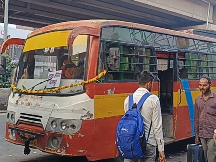 UP Roadways: आगरा में भाई दूज पर परिवहन निगम के दावे हुए फेल, लोगों ने मजबूरी में डग्गामार बसों का लिया सहारा