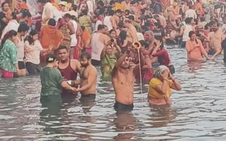 मथुरा यम द्वितीया पर्व: हाथ थामकर हजारों भाई-बहनों ने यमुना में लगाई डुबकी, अकाल मृत्यु से बचने के लिए की पूजा