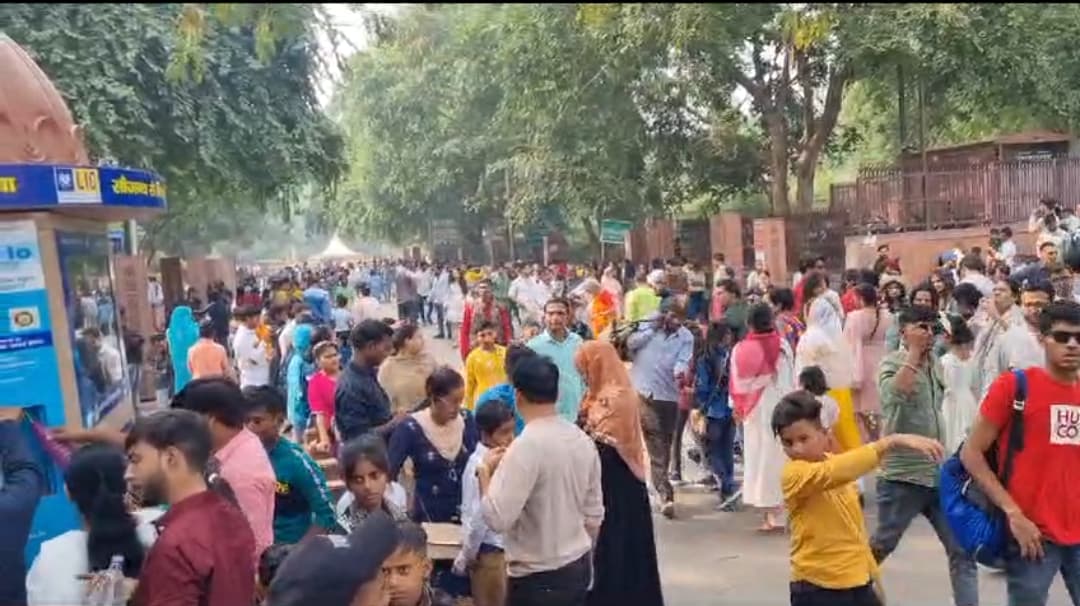 Agra : एसीपी ताज सुरक्षा की सख्ती का नहीं हुआ असर, पर्यटकों को परेशान करने लगे लपके Agra : एसीपी ताज सुरक्षा की सख्ती का नहीं हुआ असर, पर्यटकों को परेशान करने लगे लपके