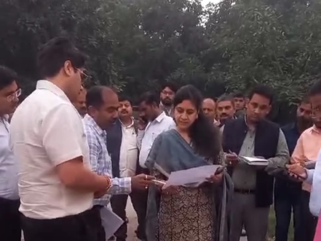 पालीवाल पार्क का निरीक्षण करने पहुंची मंडलायुक्त, पार्क में अराजकतत्व और अव्यवस्था की हुई थी शिकायत पालीवाल पार्क का निरीक्षण करने पहुंची मंडलायुक्त, पार्क में अराजकतत्व और अव्यवस्था की हुई थी शिकायत