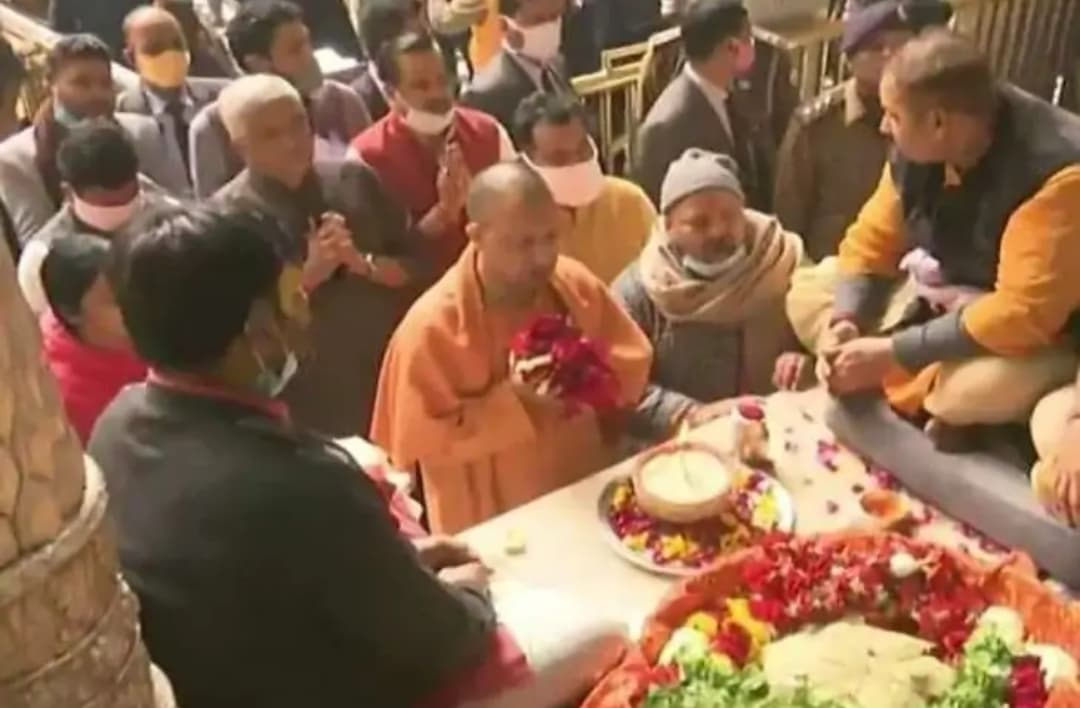 Mathura News: सीएम योगी ने किया बांके बिहारी मंदिर का दर्शन, लोगों ने छतों से मुख्यमंत्री पर बरसाए फूल Mathura News: सीएम योगी ने किया बांके बिहारी मंदिर का दर्शन, लोगों ने छतों से मुख्यमंत्री पर बरसाए फूल