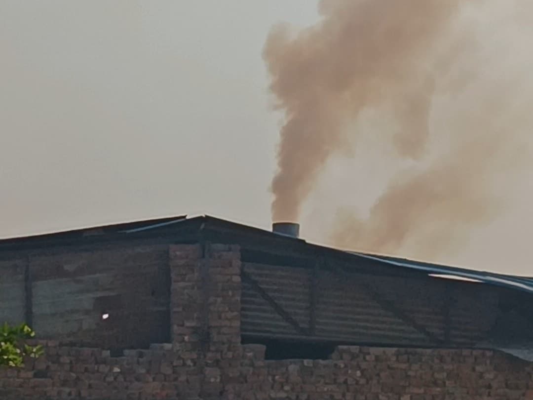 Agra Pollution: आगरा में जहरीली हुई हवा, खुले में जलने वाला कूड़ा और कारखानों का धुआं सांसों के लिए बना संकट