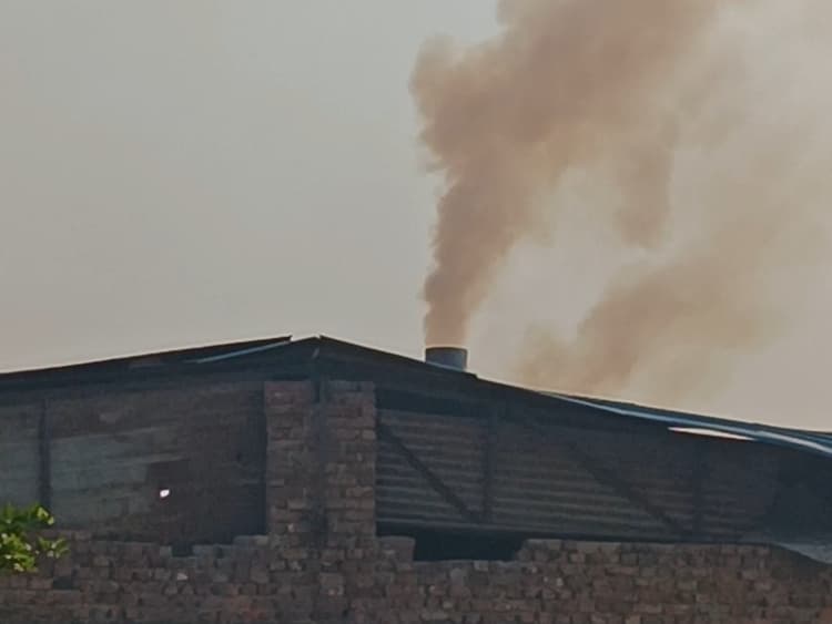 Agra Pollution: आगरा में जहरीली हुई हवा, खुले में जलने वाला कूड़ा और कारखानों का धुआं सांसों के लिए बना संकट