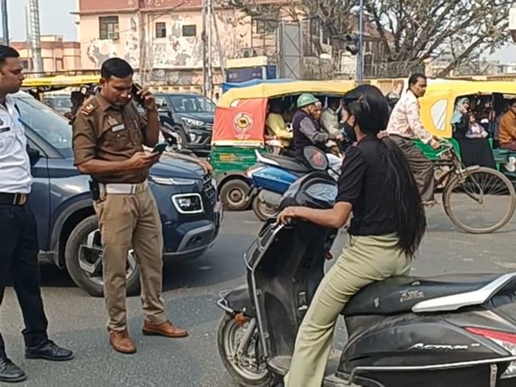 UP News : ट्रैफिक नियम तोड़ने वाले 35000 लोगों से आगरा पुलिस ने 19 दिन में वसूले 17 लाख