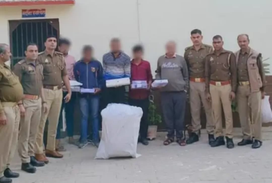 Agra News: सॉल्वर गैंग के मोबाइल से डाटा हुआ डिलीट, चौकी इंचार्ज निलंबित, जानें पूरा मामला