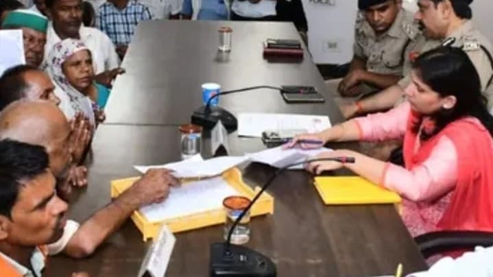 बरेली: चकरोड को लेकर फर्जी रिपोर्ट देने वाले लेखपाल को कमिश्नर ने किया सस्पेंड, समाधान दिवस पर सुनी जनसमस्या