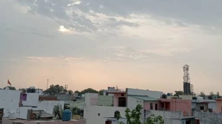 UP AQI Today: दिवाली पर प्रकृति का तोहफा, बूंदाबांदी ने तोड़ी प्रदूषण की कमर, जहरीली हवा से मिली निजात