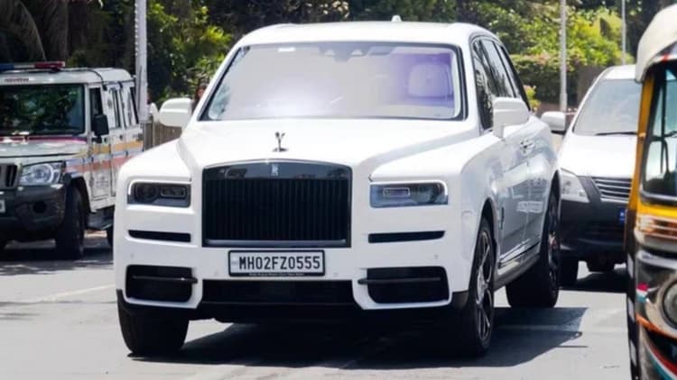 PHOTO : 'जवान' में 10 करोड़ की रोल्स रॉयस कलिनन पर नजर आए शाहरुख खान, जानें इसकी 7 बड़ी बातें