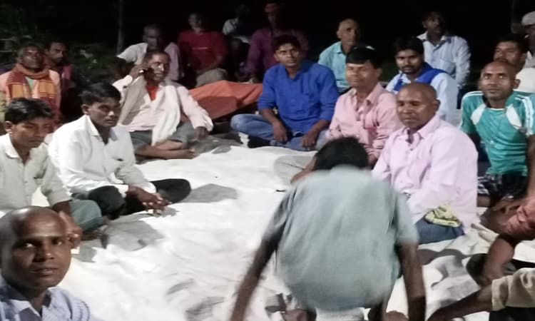 संकदारा नदी में डूबे युवक का 12 घंटे बाद भी नहीं चला पता, 10 घंटे से गोताखोर का इंतजार करते रहे ग्रामीण