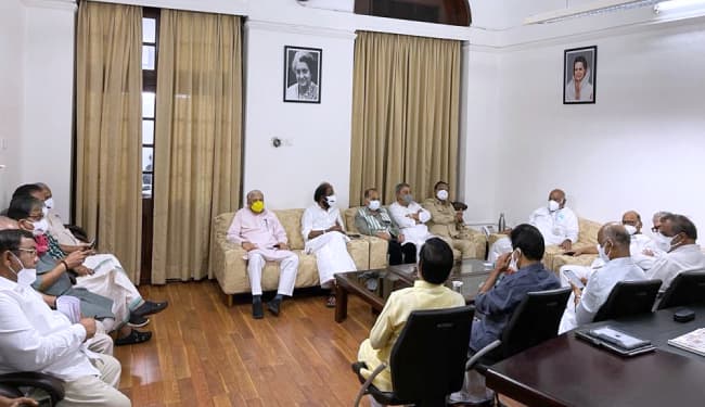 पेगासस जासूसी मामले और कृषि कानूनों पर सदन में चर्चा को लेकर विपक्षी पार्टियों ने जारी किया संयुक्त बयान पेगासस जासूसी मामले और कृषि कानूनों पर सदन में चर्चा को लेकर विपक्षी पार्टियों ने जारी किया संयुक्त बयान