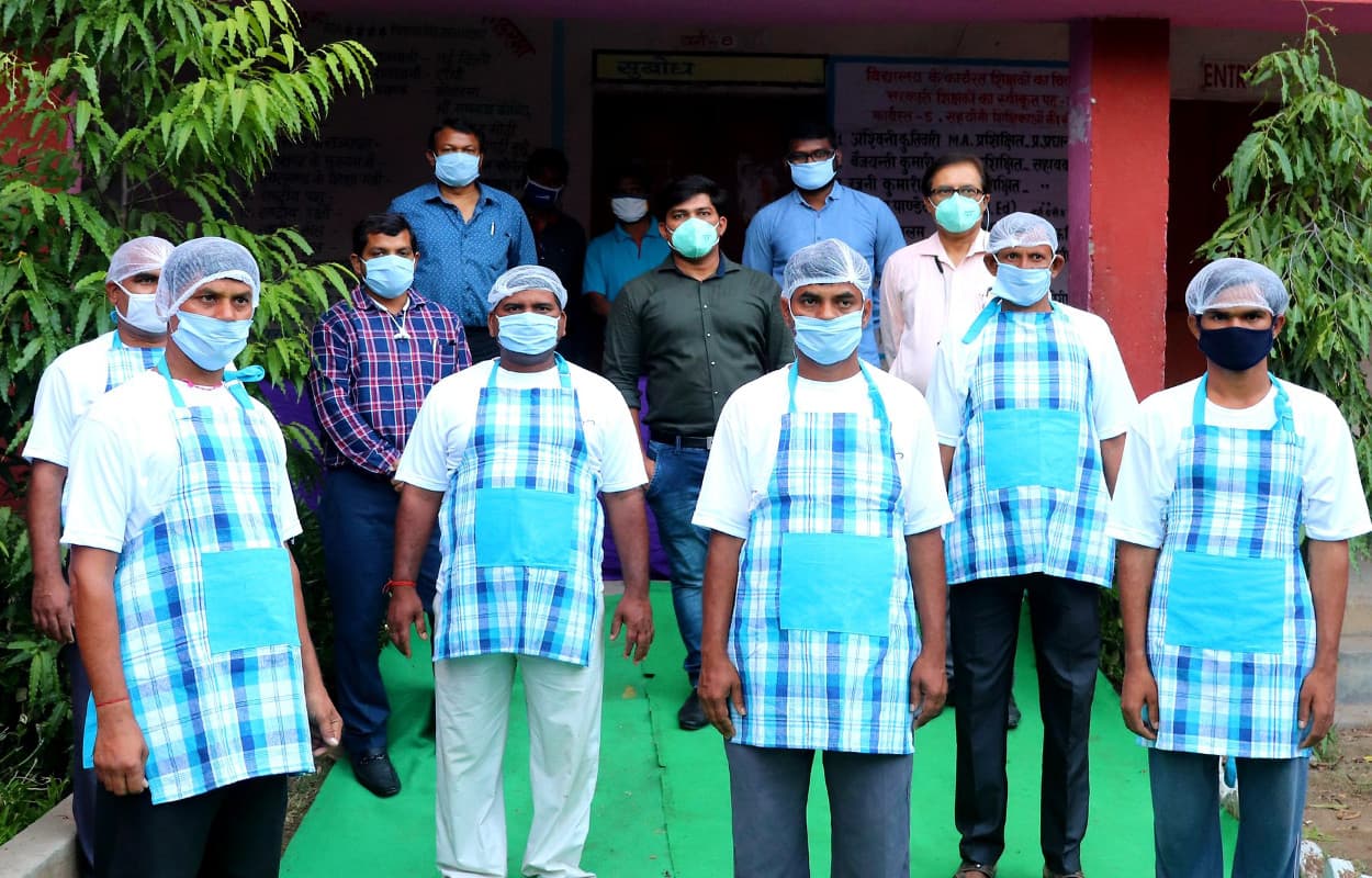 श्रमिक सम्मान किचन : भोजन भी रोजगार भी, कुशल श्रमिकों को मिलेंगे 24,000 रुपये और हेल्पर को 15,000 की होगी आमदनी