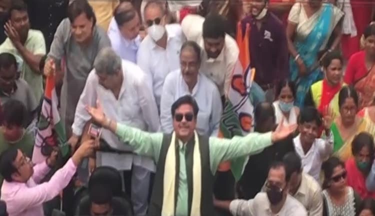 शत्रुघ्न सिन्हा ने आसनसोल उपचुनाव के लिए दाखिल किया नामांकन, टीएमसी के टिकट पर लड़ रहे चुनाव