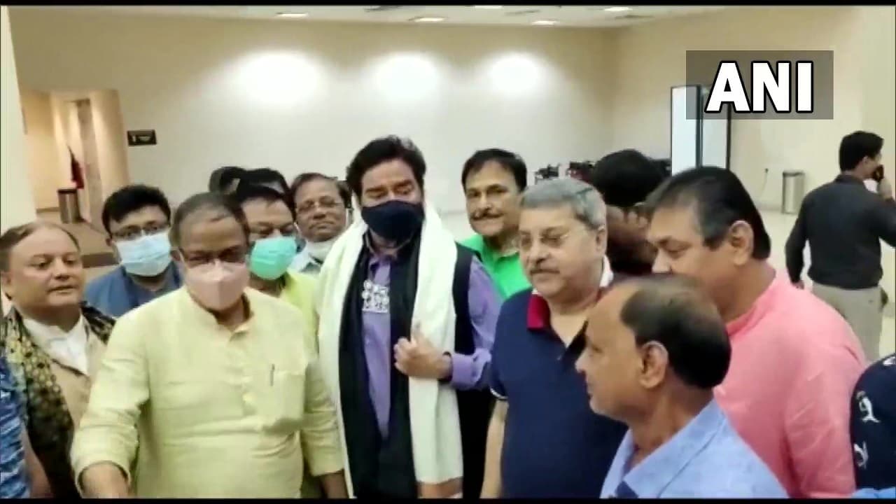 Asansol By Polls 2022: बंगाल पहुंचे ‘बिहारी बाबू’, बोले- PM काशी से चुनाव लड़ सकते है, तो मैं बाहरी कैसे? Asansol By Polls 2022: बंगाल पहुंचे ‘बिहारी बाबू’, बोले- PM काशी से चुनाव लड़ सकते है, तो मैं बाहरी कैसे?