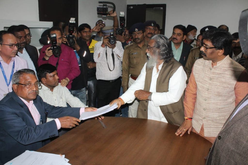 Rajya Sabha Election : झामुमो सुप्रीमो शिबू सोरेन ने विधानसभा में दाखिल किया नामांकन, मुख्यमंत्री हेमंत सोरेन भी थे साथ