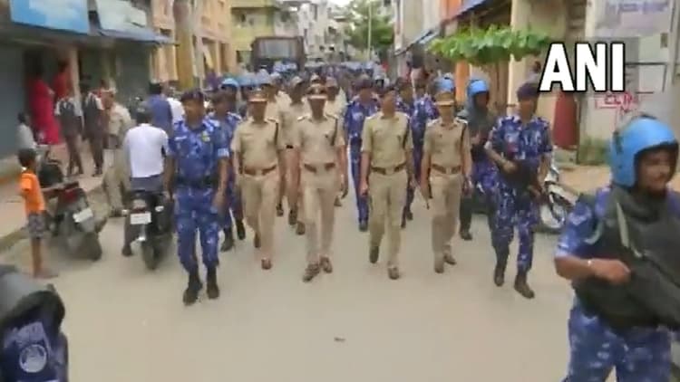 Shivamogga Violence: कर्नाटक के शिवमोग्गा में धारा 144 लागू, पुलिस-रैपिड एक्शन फोर्स ने किया फ्लैग मार्च
