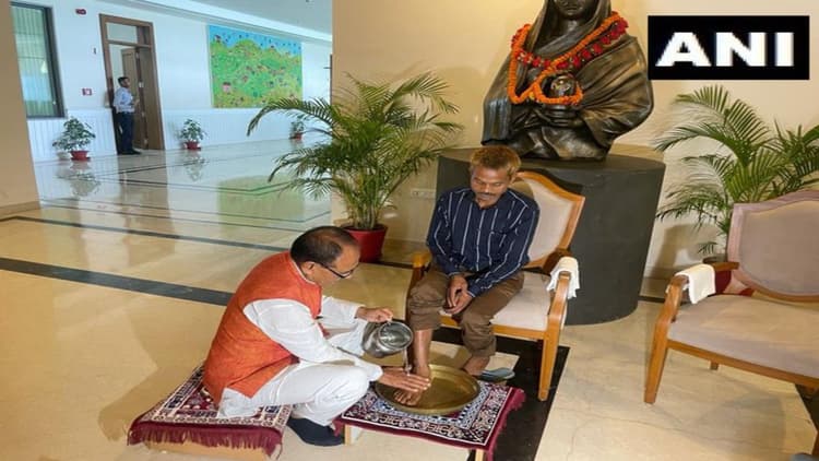 सीएम शिवराज सिंह चौहान ने सीधी पेशाब कांड के पीड़ित आदिवासी के धोये पैर, वीडियो आया सामने