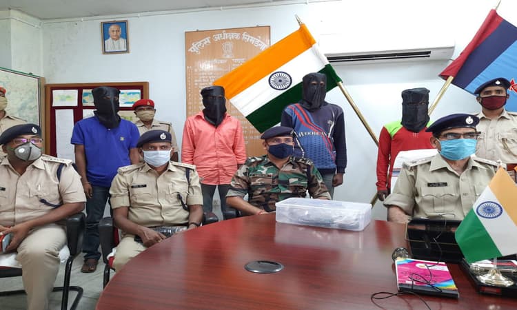 PLFI से जुड़े 5 नक्सलियों को पुलिस ने किया गिरफ्तार, कई असलहे बरामद